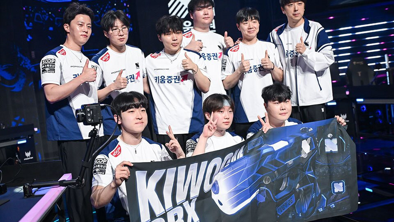 KIWOOM DRX Valorant players together on the VCT Pacific stage
