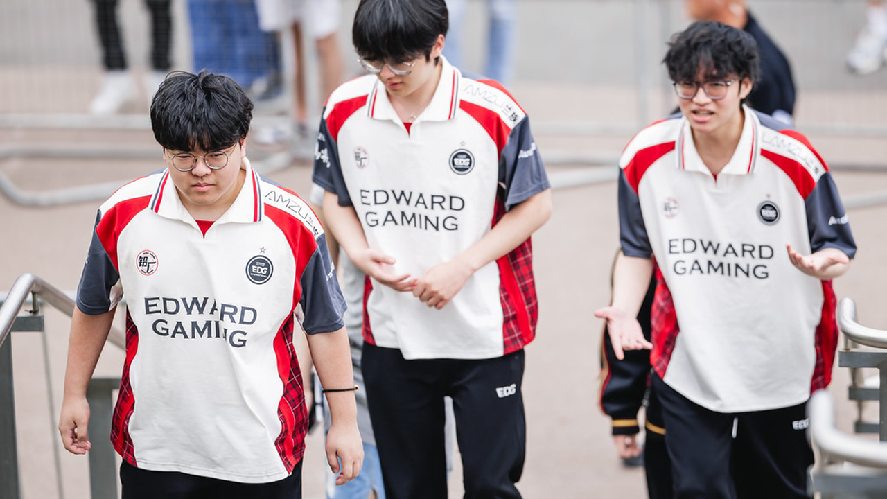 Chinese VALORANT players walking outside the venue