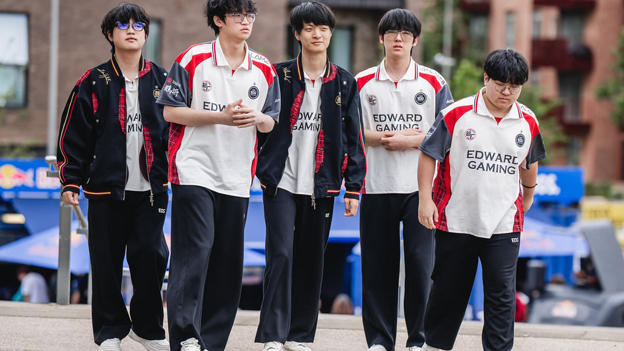 Chinese VALORANT team standing together before a match