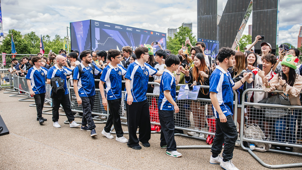 Chinese VALORANT player greeting fans