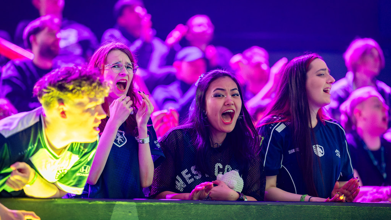 VCT EMEA fans watching from the front row