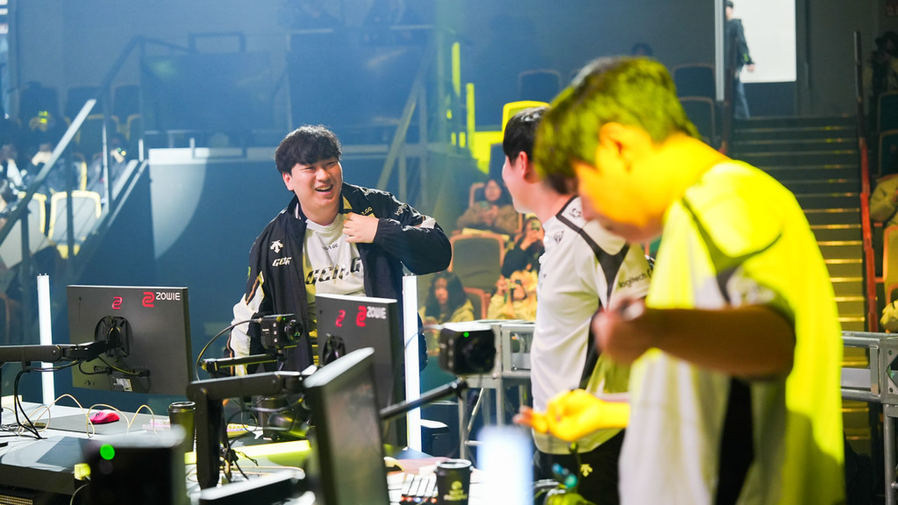 VCT Pacific player competing at his desk