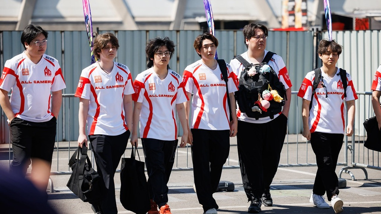 All Gamers Valorant players walk together outside the arena