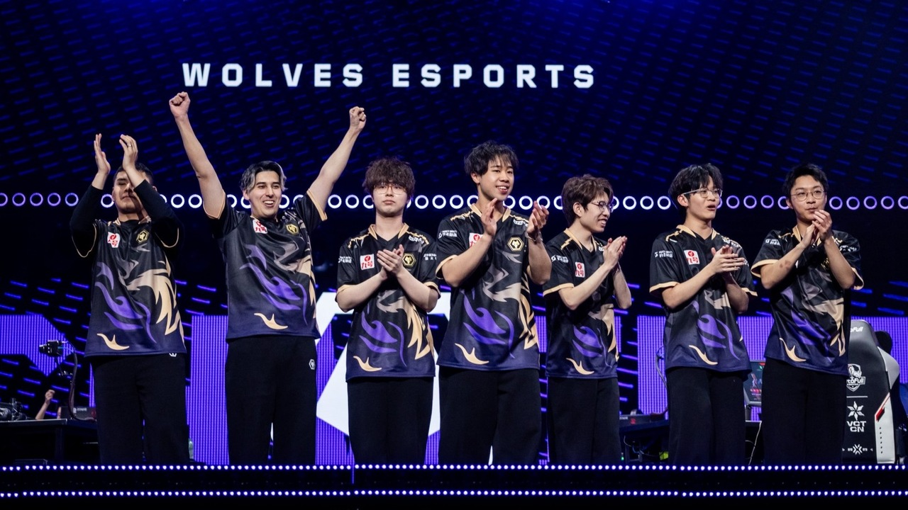 Игроки команды Wolves Esports по Valorant празднуют победу на сцене.