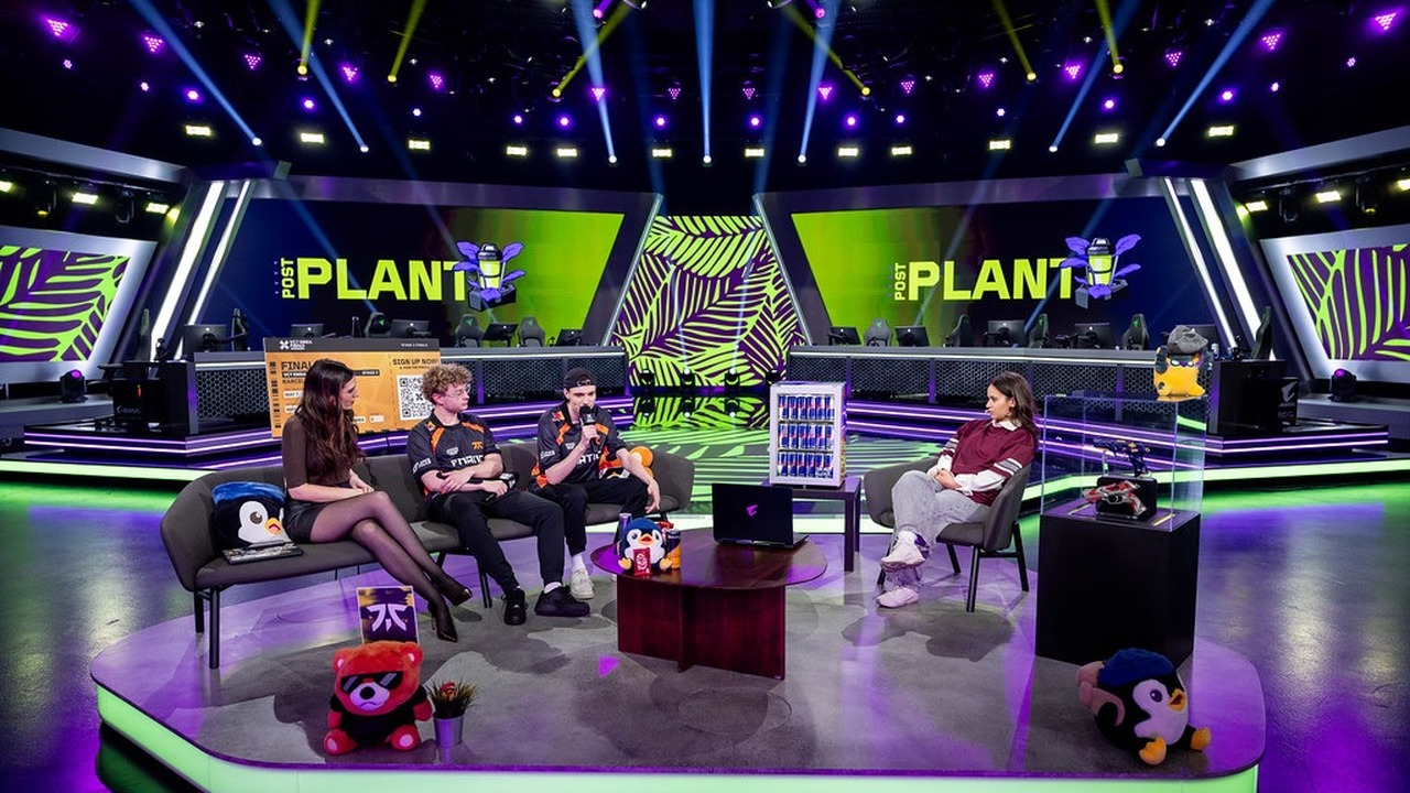 Игрок FNATIC Valorant стоит на живом мероприятии