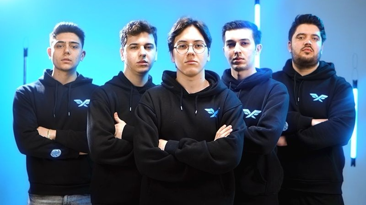 Пять бывших игроков Fire Flux в Valorant позируют вместе.