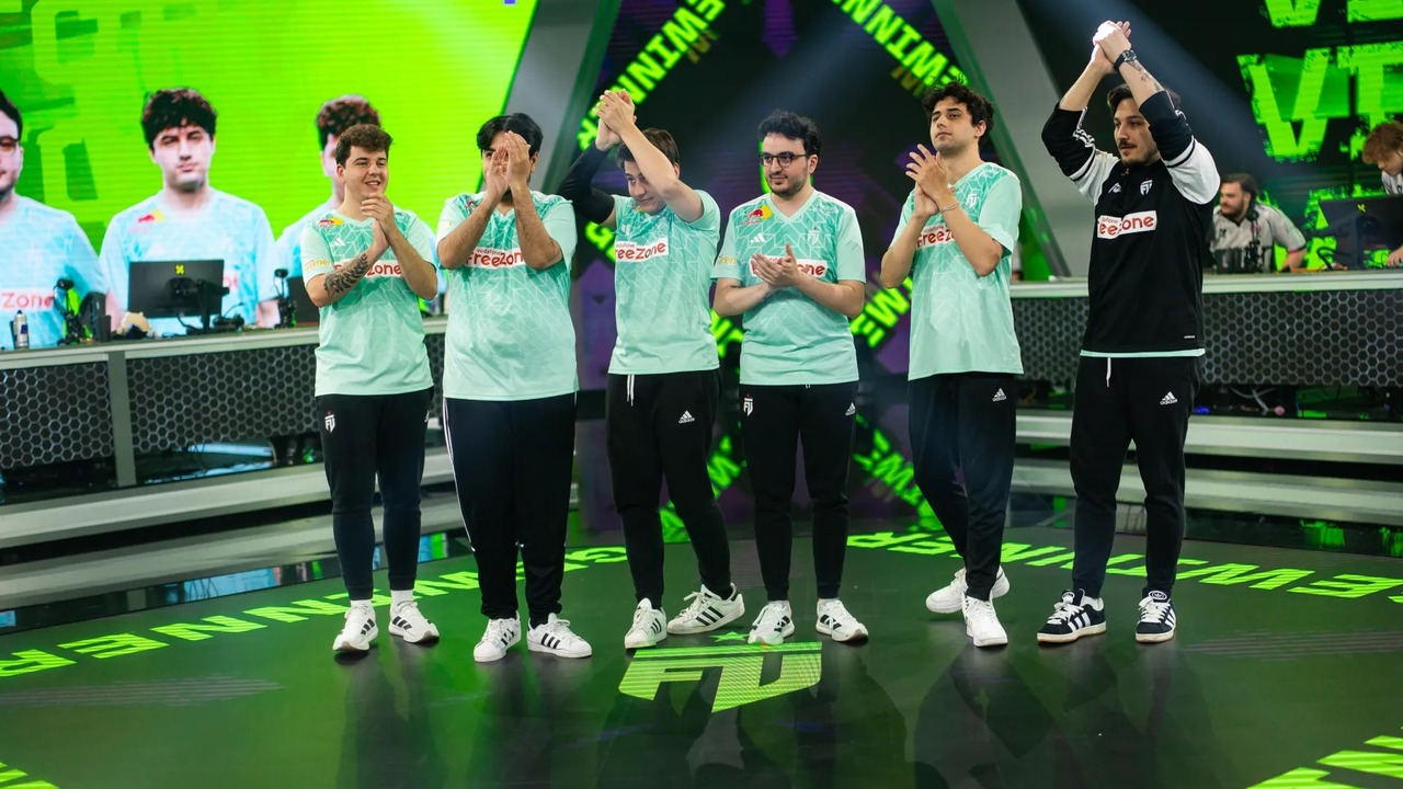 Игроки Valorant из FUT Esports празднуют победу на сцене.