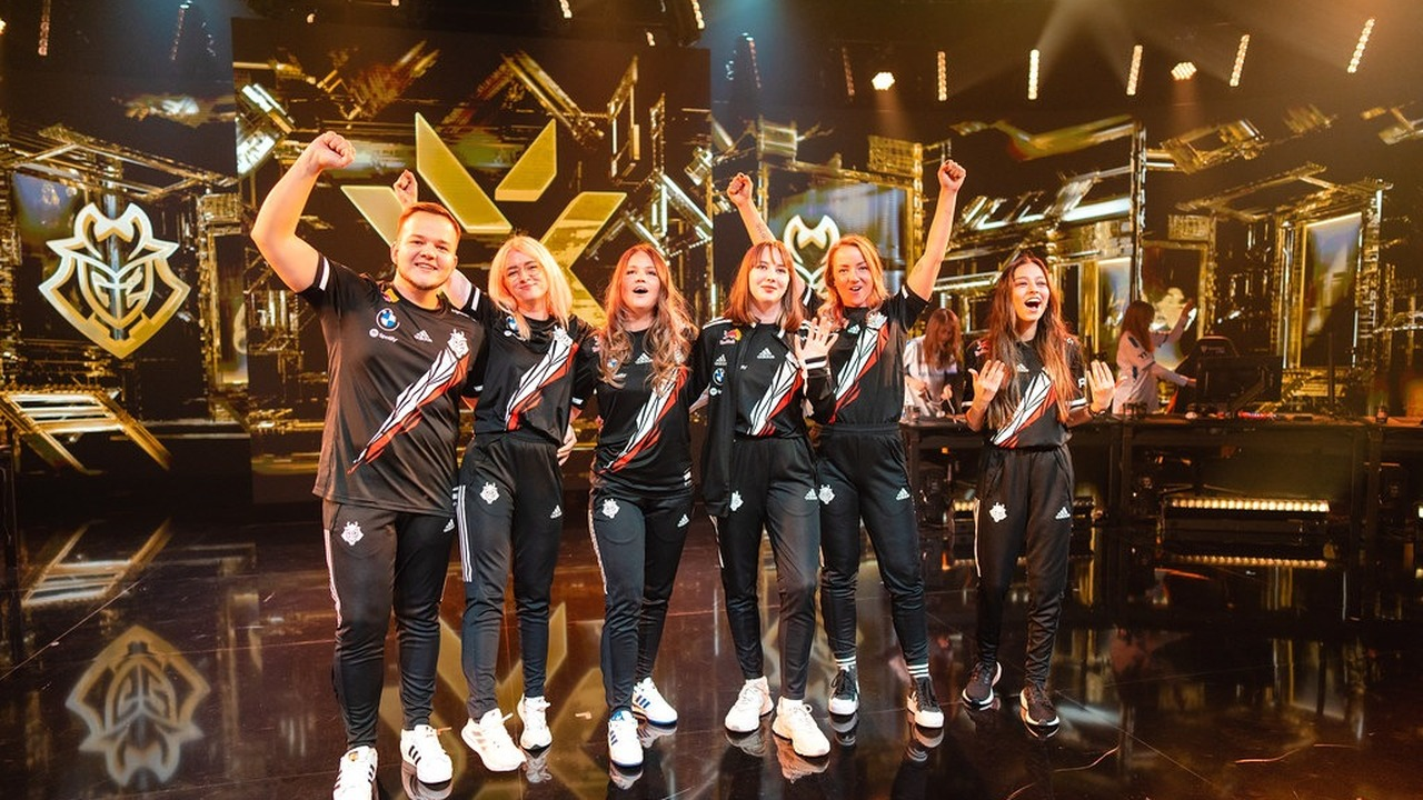 G2 Gozen players celebrate together on stage