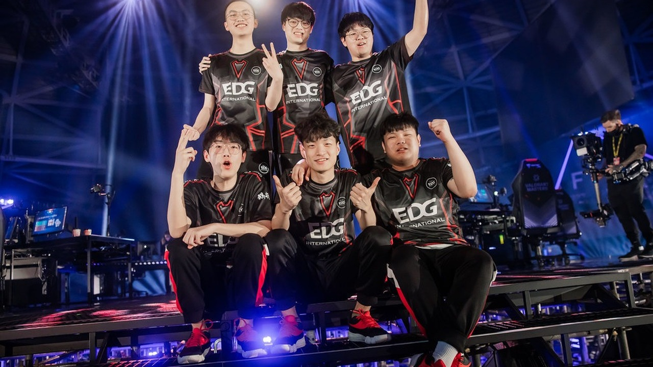 EDward Gaming Valorant players pose together on stage