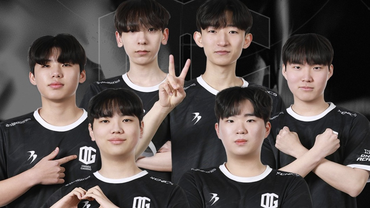 Onside Gaming players stand together