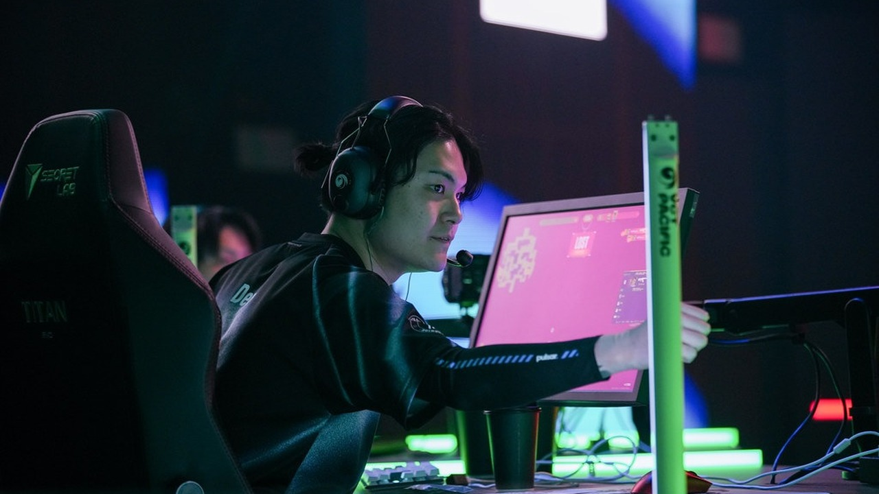 A ZETA DIVISION player competes at a computer