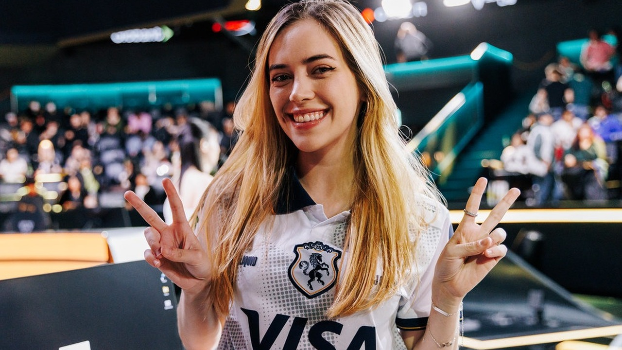 A KRÜ Blaze player smiles beside the competition stage