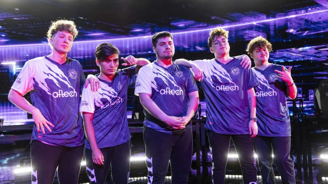 BESTIA Valorant players pose together