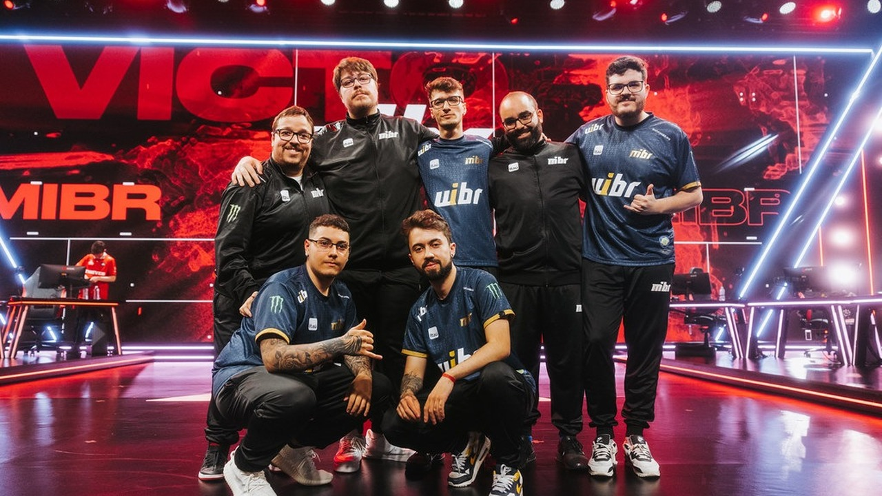 Игроки MIBR Valorant стоят вместе на сцене