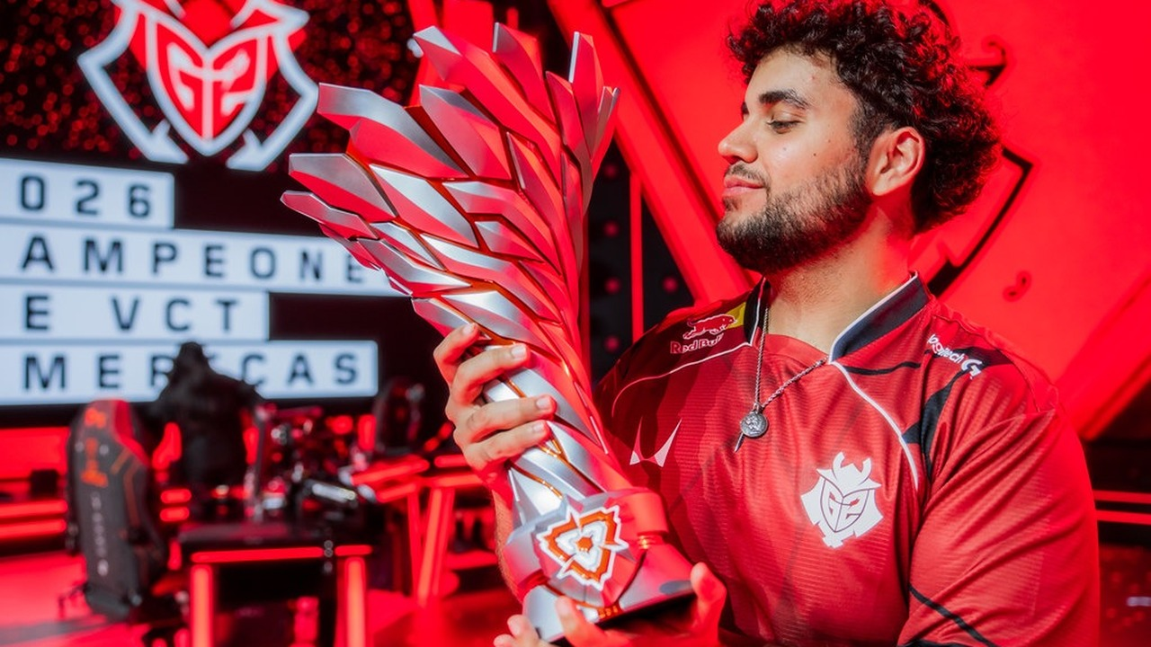 Игрок команды G2 Esports по Valorant сидит за компьютером.