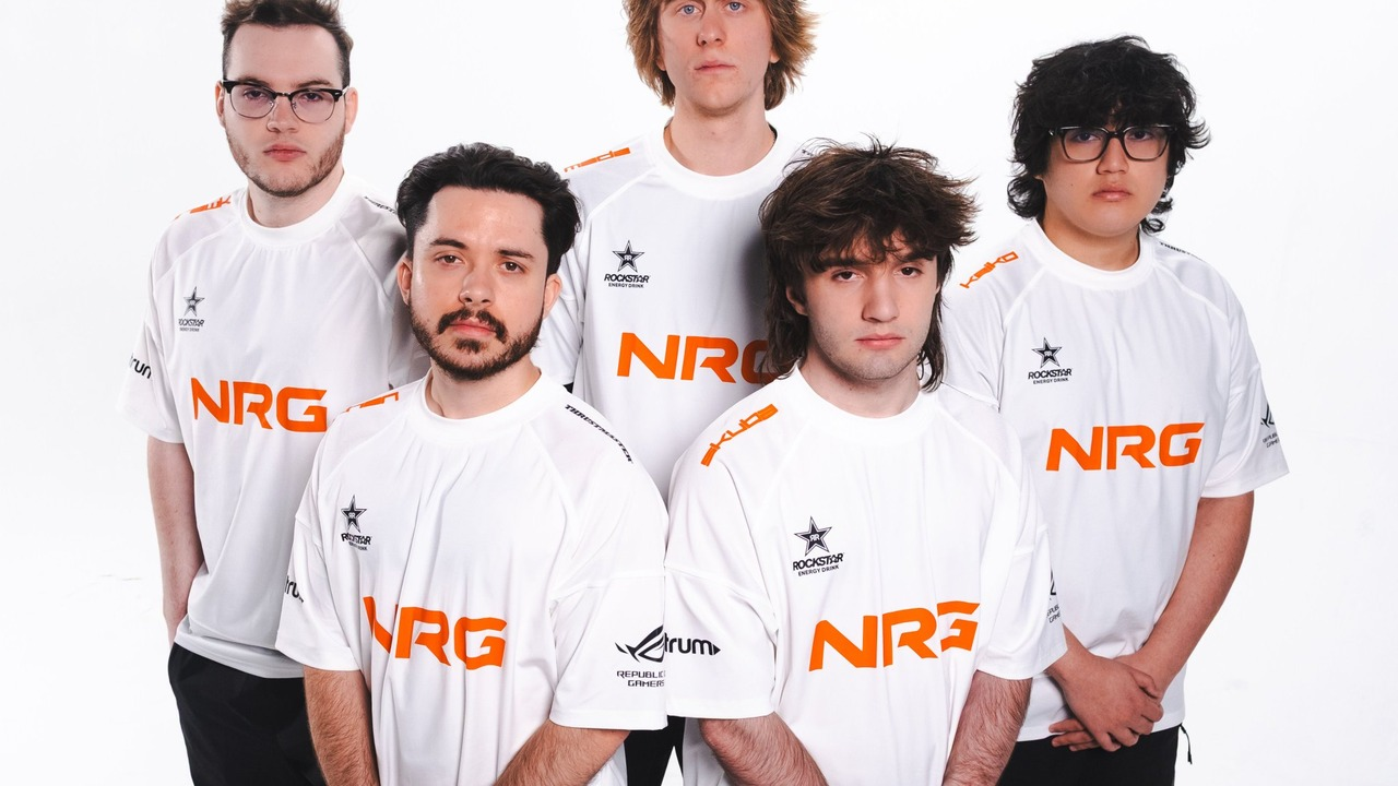 Игроки NRG Valorant позируют вместе в командных футболках 2026 года.