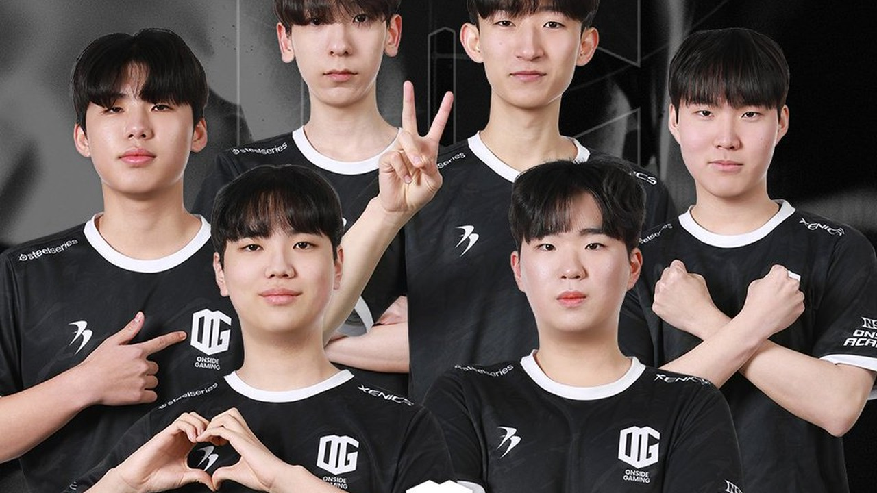 ONSIDE Gaming players pose after winning a Korean Valorant event