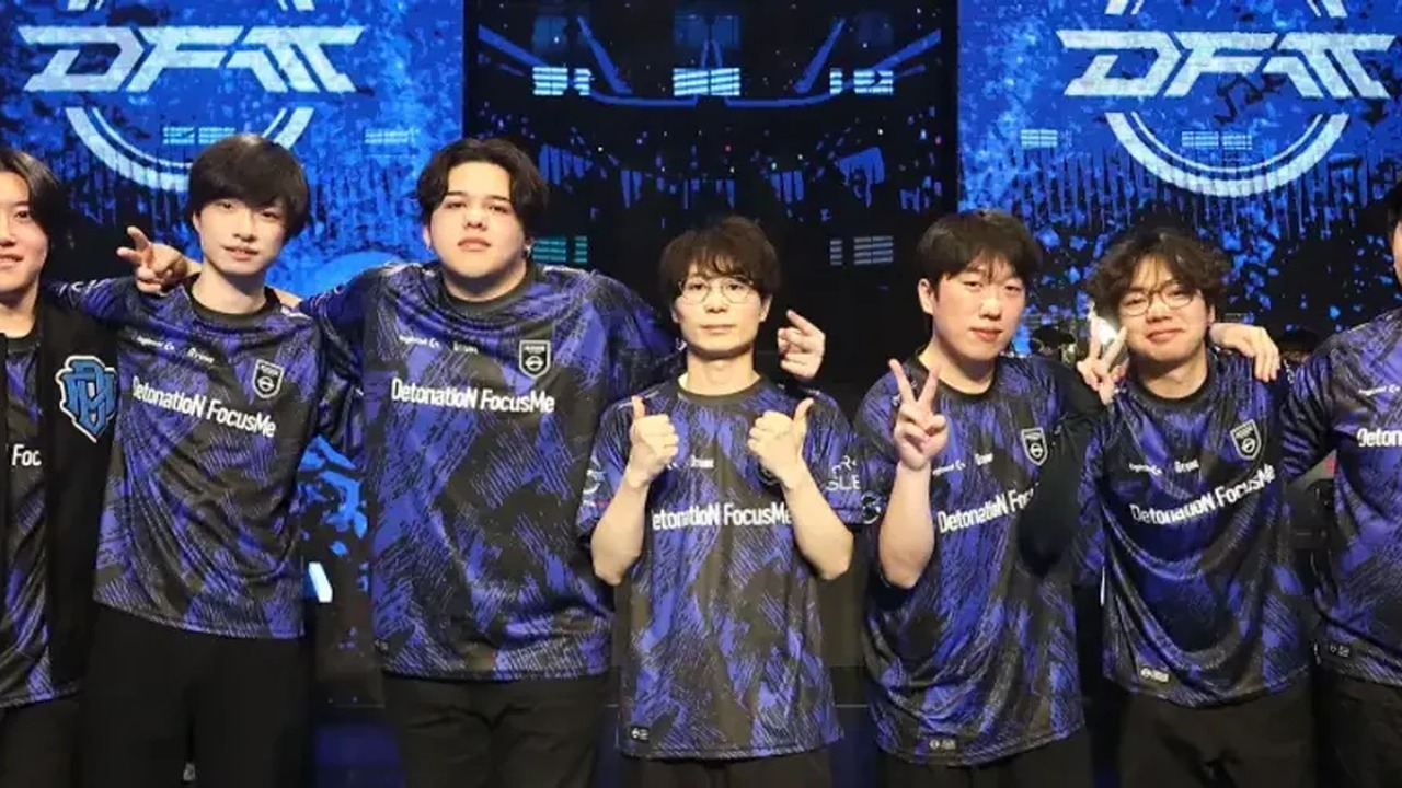 DetonatioN FocusMe Valorant players pose on stage
