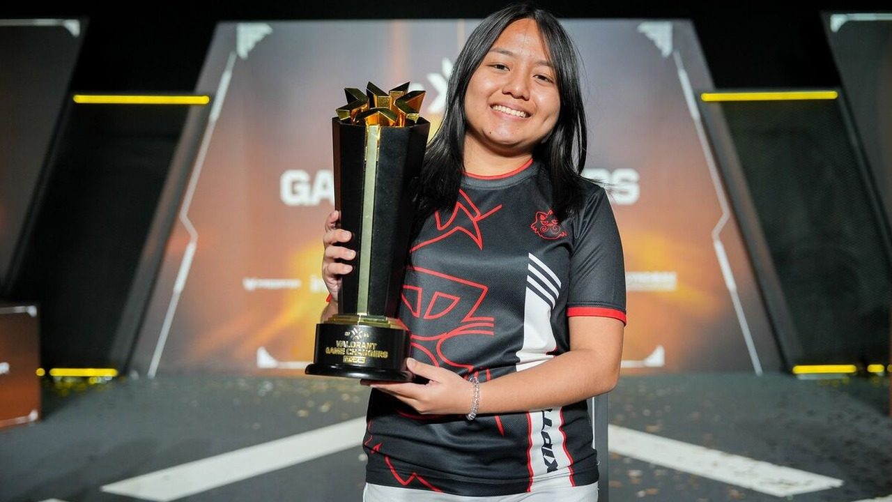 Twisted Minds Orchid player grahams holds a trophy