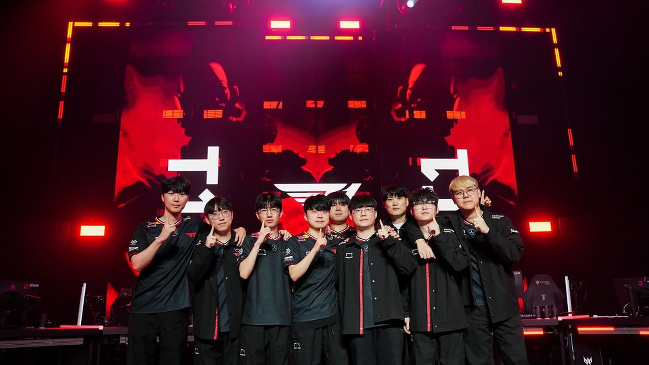 T1 Valorant players pose together on stage