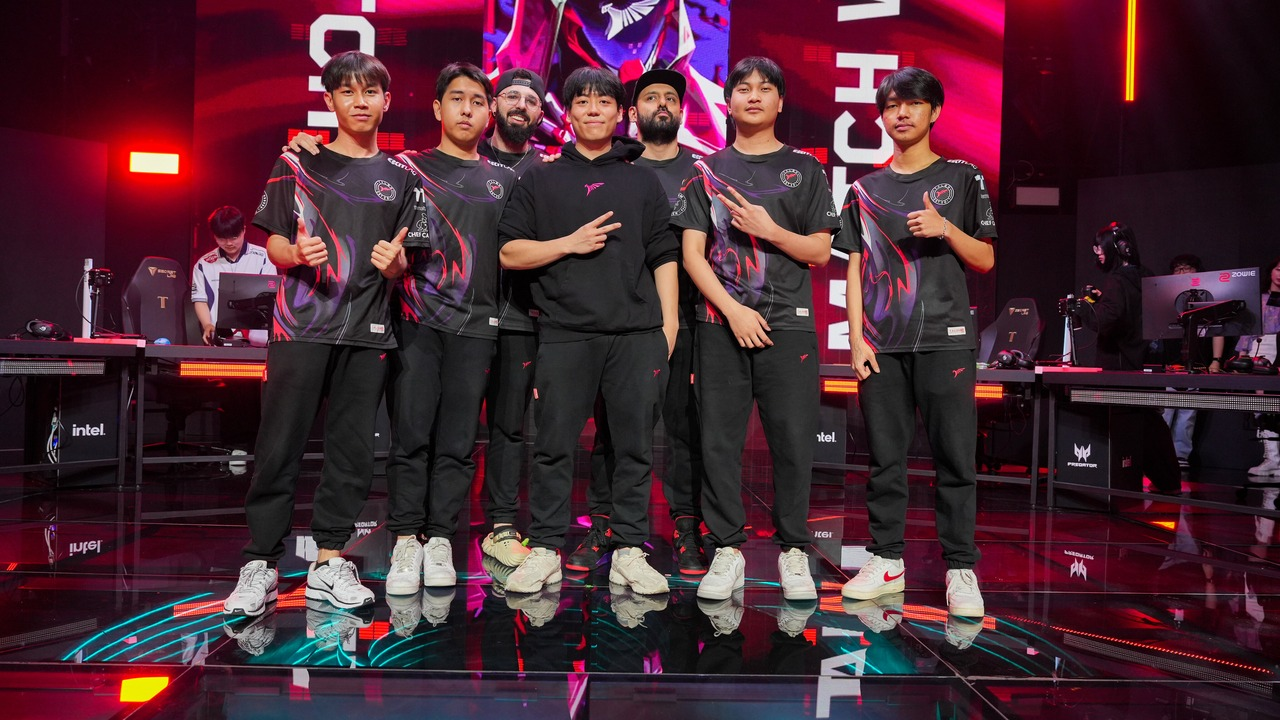 FULL SENSE Valorant players stand together on stage