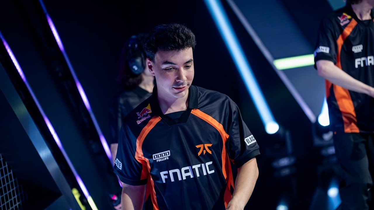 Игрок FNATIC стоит на сцене VCT.