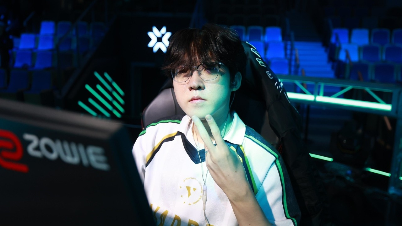 A VARREL Valorant player stands on stage during VCT Pacific