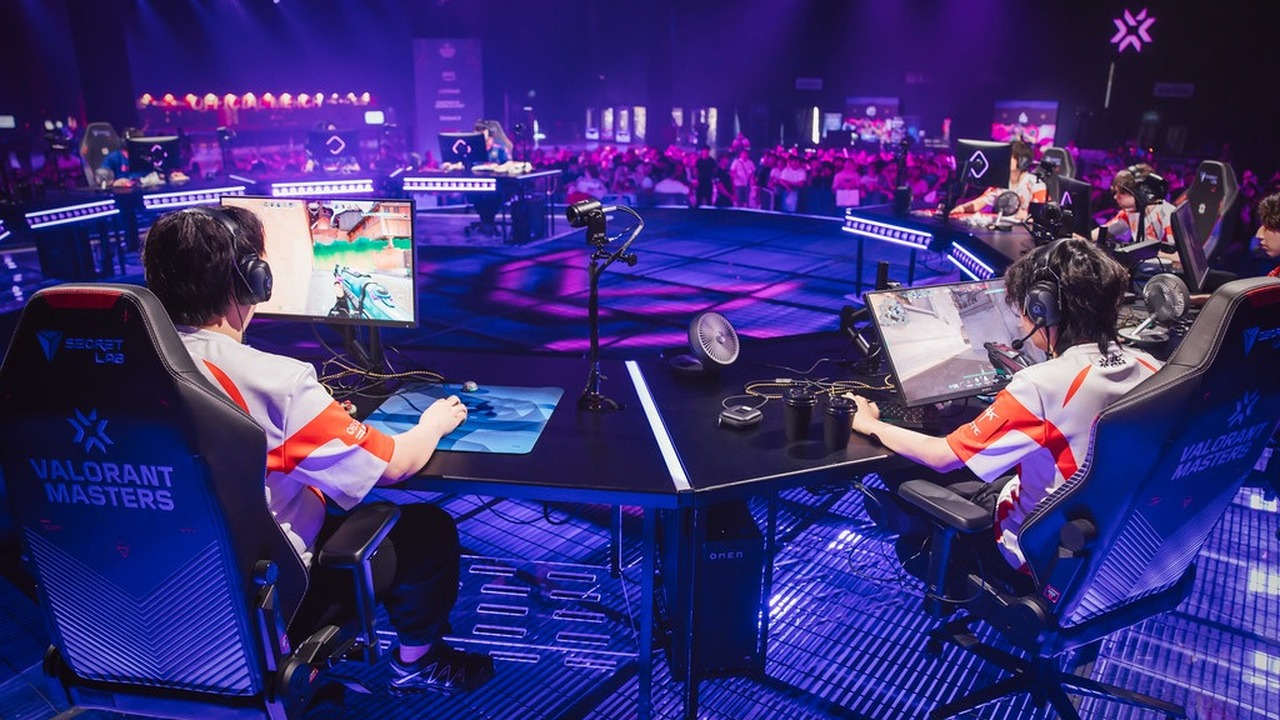 All Gamers Valorant players bow together on stage
