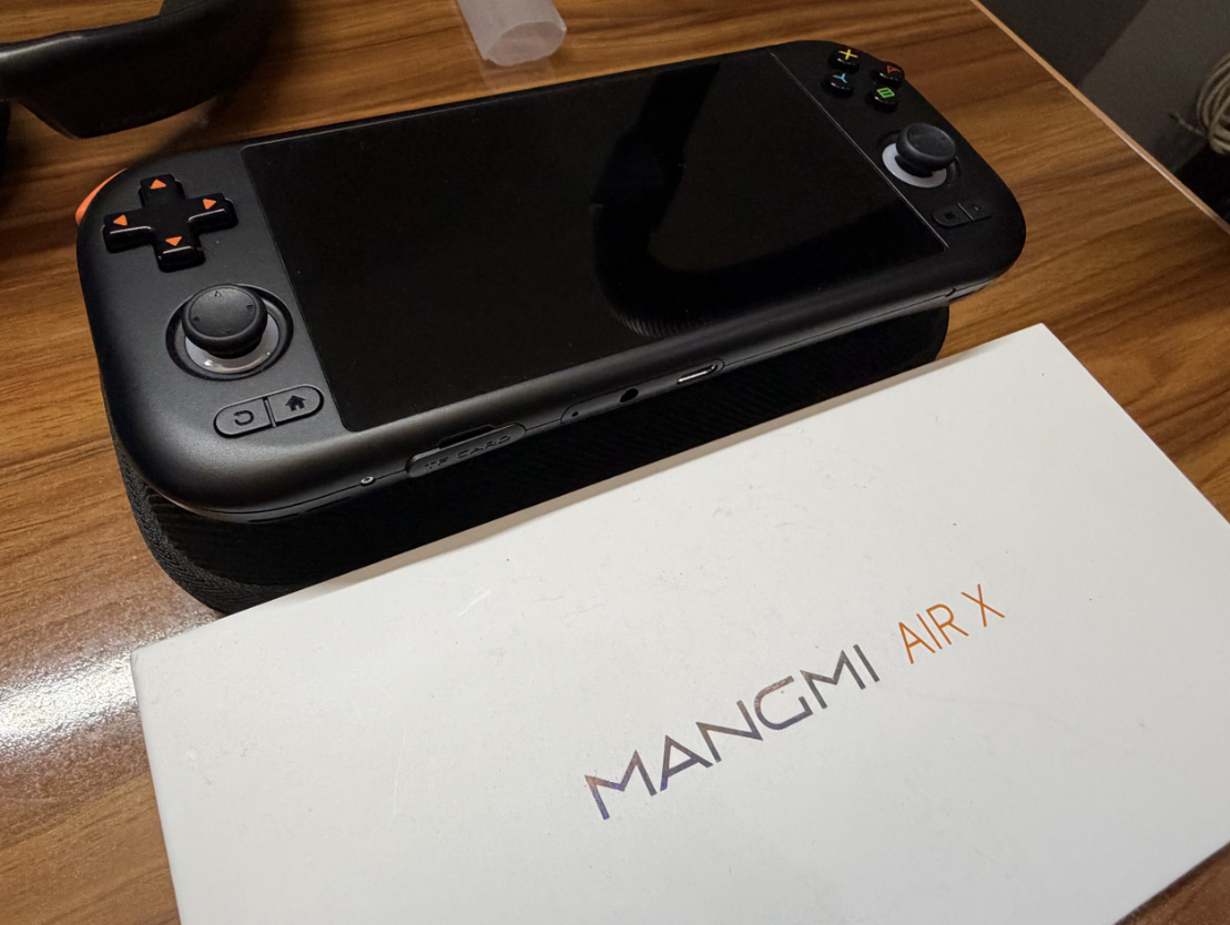Портативная игровая консоль Mangmi Air X рядом с розничной коробкой