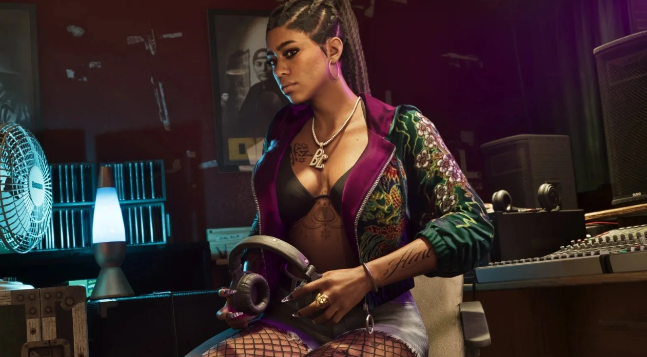 Люсия Каминос, первая играбельная женская героиня GTA VI, сидит в музыкальной студии в окружении колонок и микшерного оборудования.