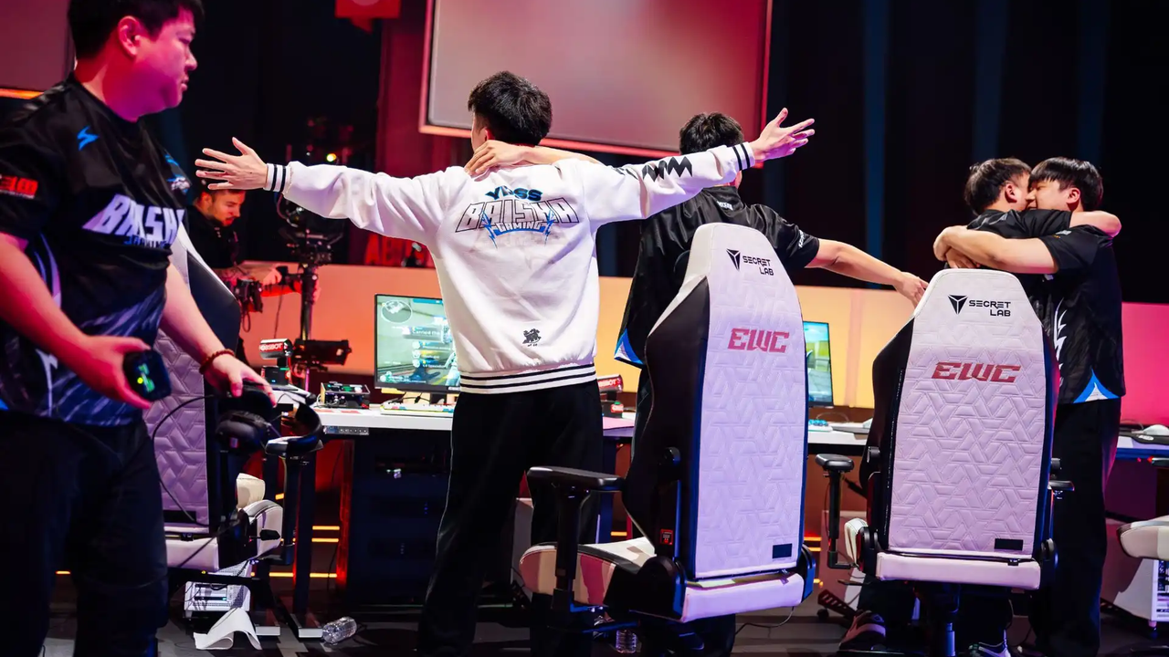 BaiSha Gaming players celebrate together on stage