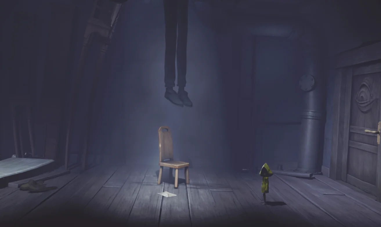 An unusual chandelier hangs in Little Nightmares